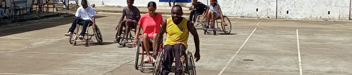 Au tour des élèves de tester le basket fauteuil